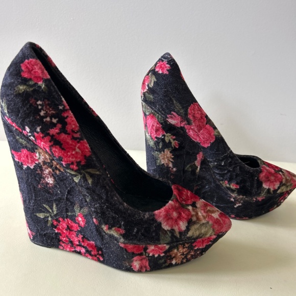 Red and black heels - Picture 2 of 4